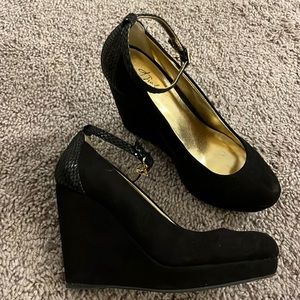 Thalia Black Wedge Heels Size 6.5